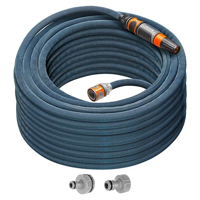 Gardena Gartenschlauch Liano Xtreme Set - 30 m, Schlauchdurchmesser: 13 mm - Ein blauer Gartenschlauch mit Anschlüssen und Spritzdüse, aufgerollt für den Gebrauch im Garten.