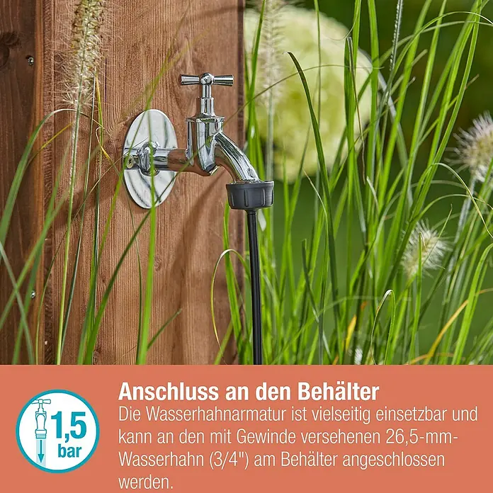 Gardena Micro-Drip Hahnanschlussstück - 3/16" x 4,6 mm - Ein Wasserhahn mit einem schwarzen Schlauch, der an einer Holzwand befestigt ist, umgeben von Pflanzen.