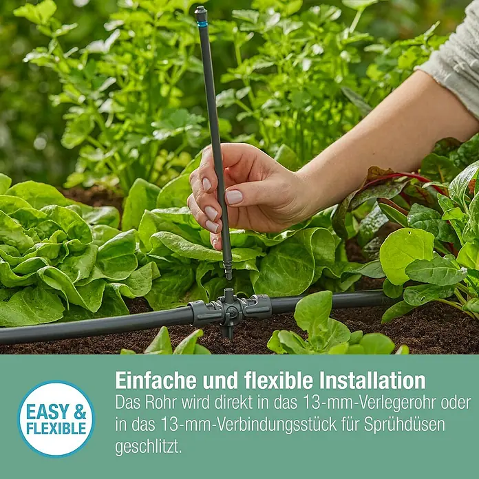 Gardena Micro-Drip Verlängerungsrohr für Sprühdosen - 5 Stk., Länge: 20 cm - Bewässerungssystem im Gemüsebeet: Eine Hand installiert einen Sprinkler in ein Bewässerungsrohr, um Pflanzen optimal zu versorgen.
