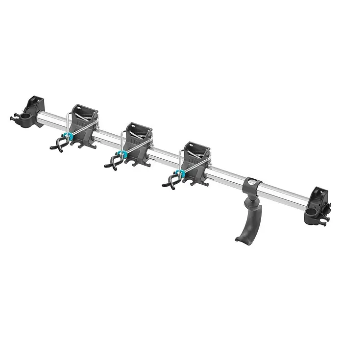Gardena Halterung Plus - Traglast: 10 kg - Das Bild zeigt eine Halterung für ein Fahrrad, die an einem Gepäckträger befestigt wird. Sie ist schwarz und silberfarben und hat drei Befestigungspunkte.
