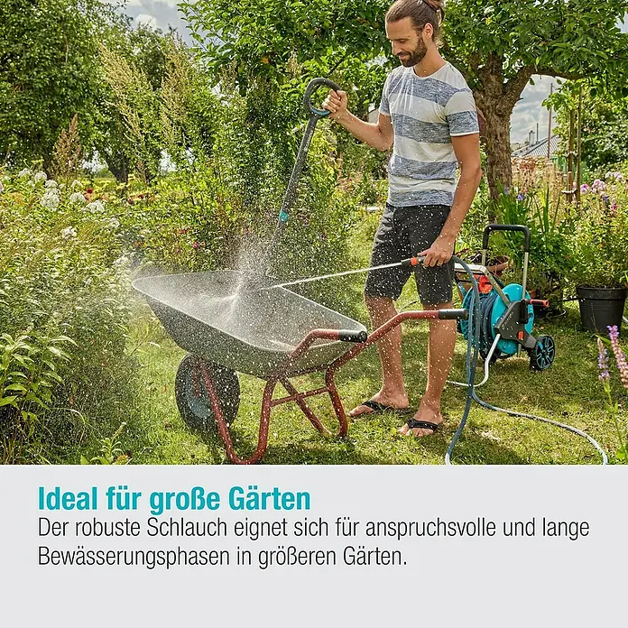 Gardena Gartenschlauch Liano Xtreme Set - 30 m, Schlauchdurchmesser: 13 mm - Ein Mann bewässert eine Schubkarre mit einem Gartenschlauch. Ideal für die Gartenarbeit mit dem robusten Schlauchwagen.