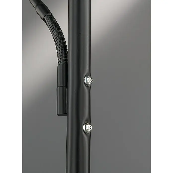 Fischer & Honsel Dent LED-Stehleuchte - 45 W, Höhe: 180 cm, Schwarz, Mehrfarbig, 2 Stk. - Detailaufnahme einer schwarzen Stehlampe, die ein flexibles Rohr und zwei hervorstehende Knöpfe an der Säule zeigt, Fokus auf Designelemente.