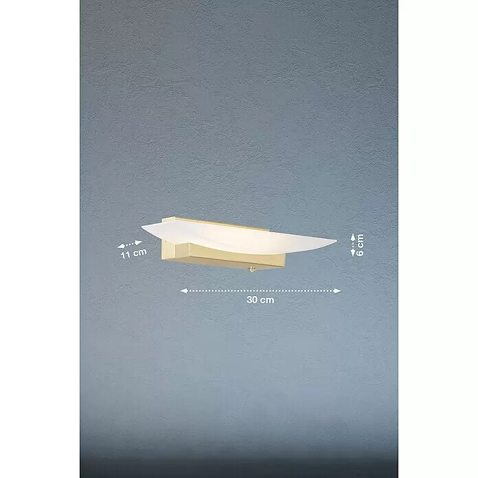 Fischer & Honsel LED-Wandleuchte Bowl - 8,5 W, L x B x H: 11 x 30 x 6 cm, Messing, Mehrfarbig - Goldfarbene Wandleuchte mit gewelltem weißem Diffusor, Maße 30x11x6 cm, an strukturierter Wand montiert.