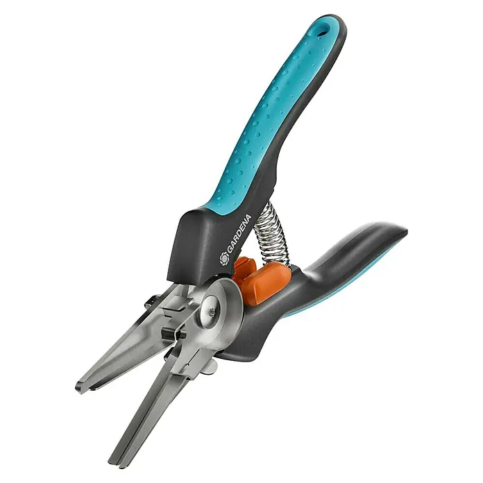 Gardena Schere GripCut - Länge: 15,6 cm - Eine Gardena Grasschere mit blau-grauem Griff, einer Feder und silbernen Klingen, die auf einem schwarzen Hintergrund abgebildet ist.