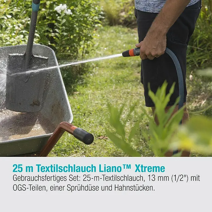 Gardena Gartenschlauch Liano Xtreme Set - 25 m, Schlauchdurchmesser: 13 mm - Der Gardena Liano™ Xtreme Textilschlauch im Einsatz beim Reinigen einer Schubkarre im Garten.