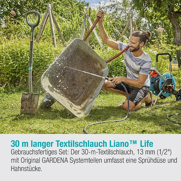 Gardena Gartenschlauch Liano Life Set - 30 m, Schlauchdurchmesser: 13 mm - Mann reinigt eine Schubkarre mit einem 30 m langen GARDENA Textilschlauch Liano™ Life.