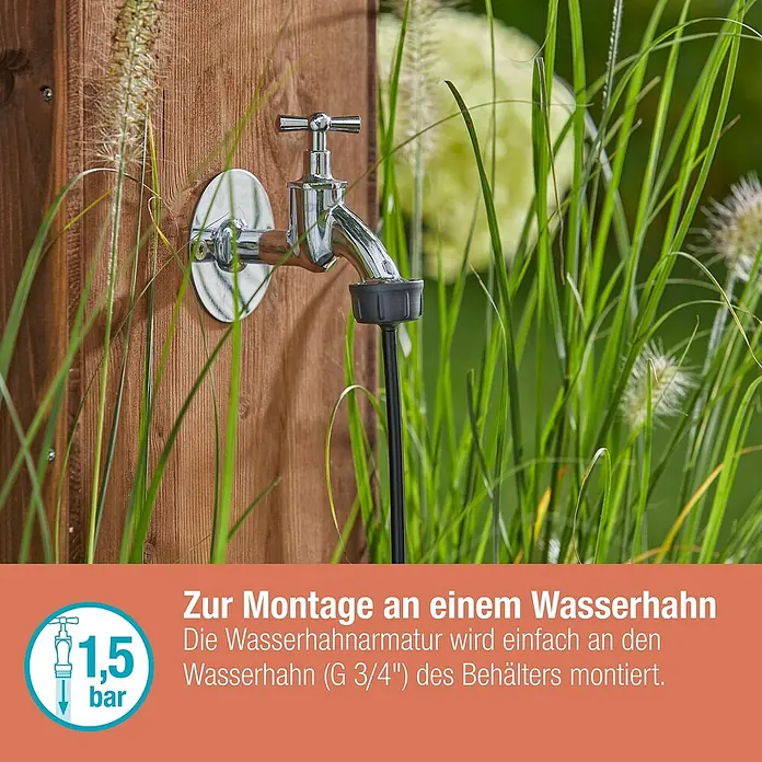 Gardena Micro-Drip Hahnanschlussstück - 3/16" x 4,6 mm - Ein verchromter Wasserhahn mit schwarzem Schlauchanschluss ist an einer Holzwand befestigt, umgeben von Grünpflanzen.