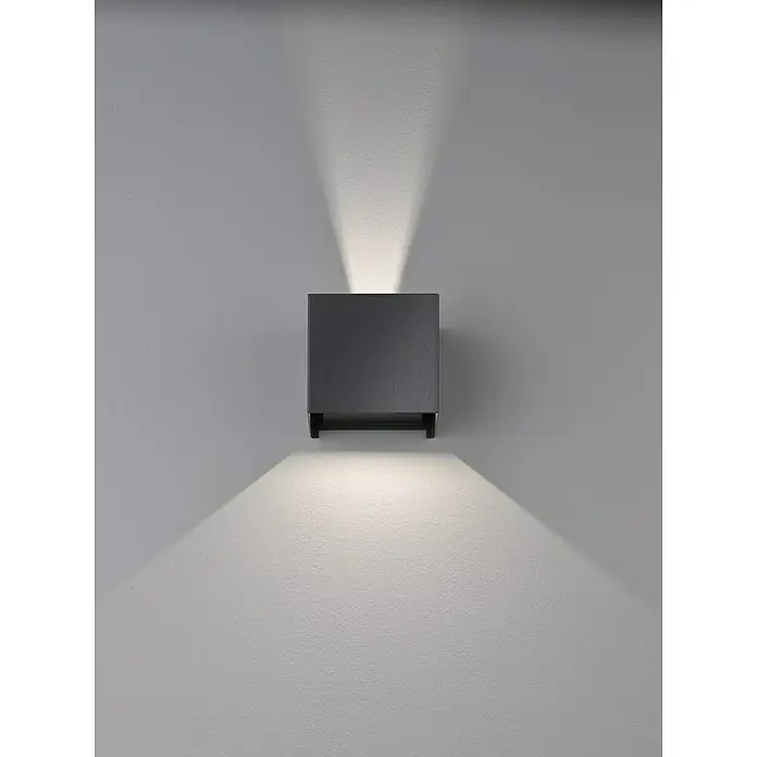 Fischer & Honsel LED-Außenwandleuchte Wall - 6 W, 10 x 11 x 10 cm, Schwarz, IP44 - Nahaufnahme einer quadratischen, grauen Wandleuchte, die Licht nach oben und unten wirft und eine moderne Beleuchtungslösung präsentiert.