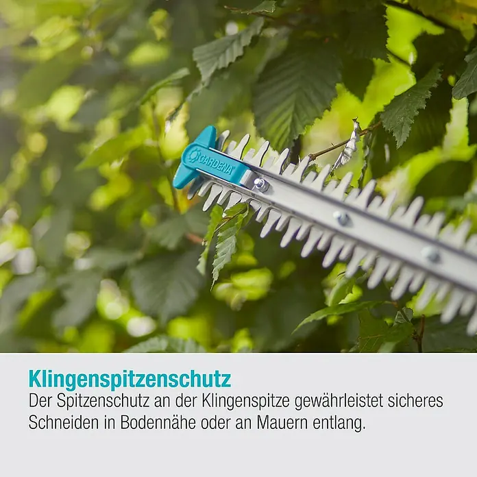 Gardena Power for All 18V Akku-Heckenschere EasyCut - 18 V, Li-Ionen, Ohne Akku - Nahaufnahme einer GARDENA Heckenschere mit Klingenspitzenschutz beim Schneiden einer Hecke.