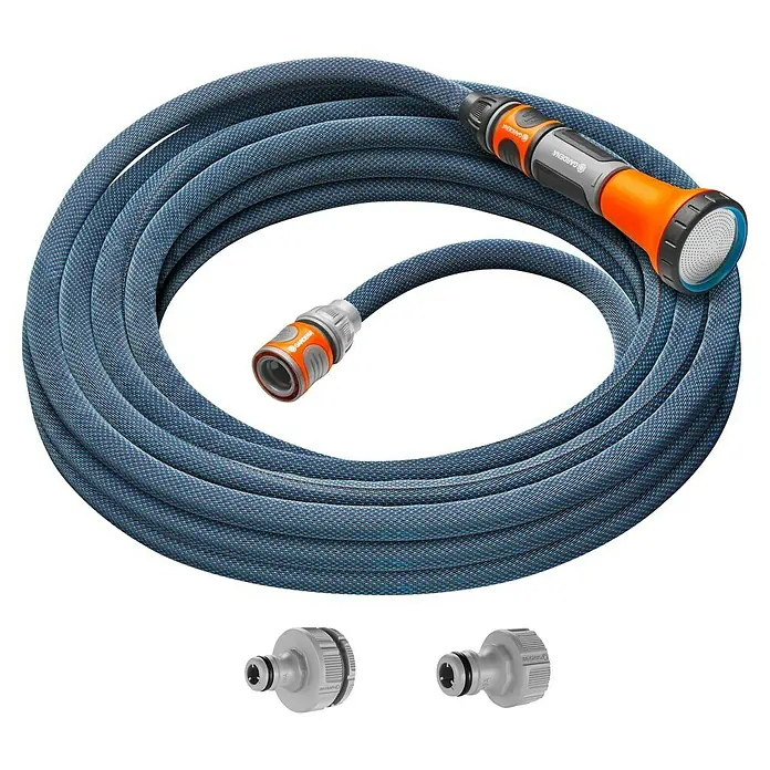 Gardena Gartenschlauch Liano Xtreme Set - Schlauch, Wasserstop, Schlauchverbinder, 2x Hahnverbinder, Bewässerungsbrause - Ein blauer Gardena Textilschlauch mit Sprühkopf und zwei Anschlüssen.