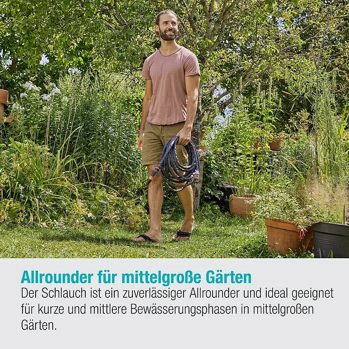 Gardena Gartenschlauch Liano Life Set - 20 m, Schlauchdurchmesser: 13 mm - Ein Mann hält einen flexiblen Gartenschlauch in einem üppigen Garten.