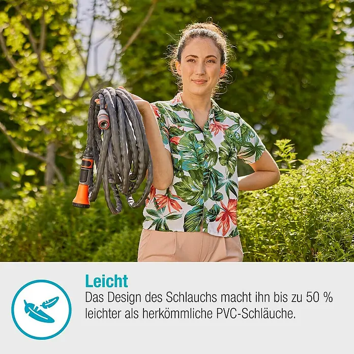Gardena Gartenschlauch Liano Life Set - 20 m, Schlauchdurchmesser: 13 mm - Frau hält einen Gardena Schlauch, der bis zu 50 % leichter ist als herkömmliche PVC-Schläuche.