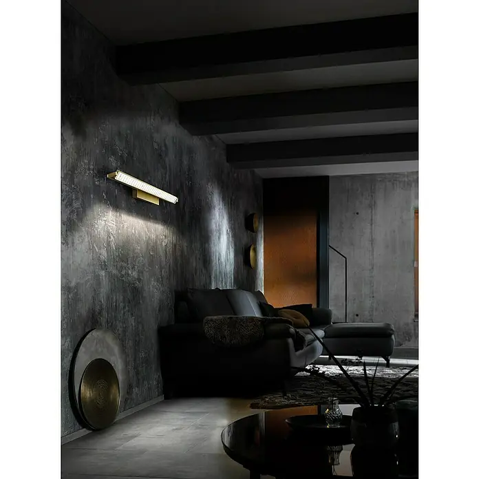 Fischer & Honsel LED-Wandleuchte Pare - 20 W, L x B x H: 10 x 60 x 10 cm, Messing, Mehrfarbig - Nahaufnahme einer modernen Wandleuchte mit warmem Licht in einem stilvollen, dunklen Wohnraum.