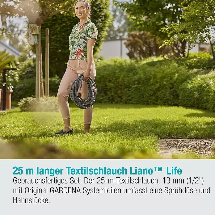 Gardena Gartenschlauch Liano Life Set - 25 m, Schlauchdurchmesser: 13 mm - Frau hält einen aufgerollten grauen Textilschlauch im Garten.