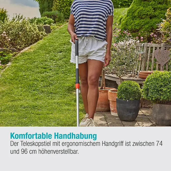 Gardena ClassicCut Akku-Gras- & Strauchschere Li Set - 3,6 V, Li-Ionen, 1 Akku, Schwertbreite: 8 cm - Eine Frau benutzt eine höhenverstellbare Teleskopstiel-Gartengerät mit ergonomischem Griff.