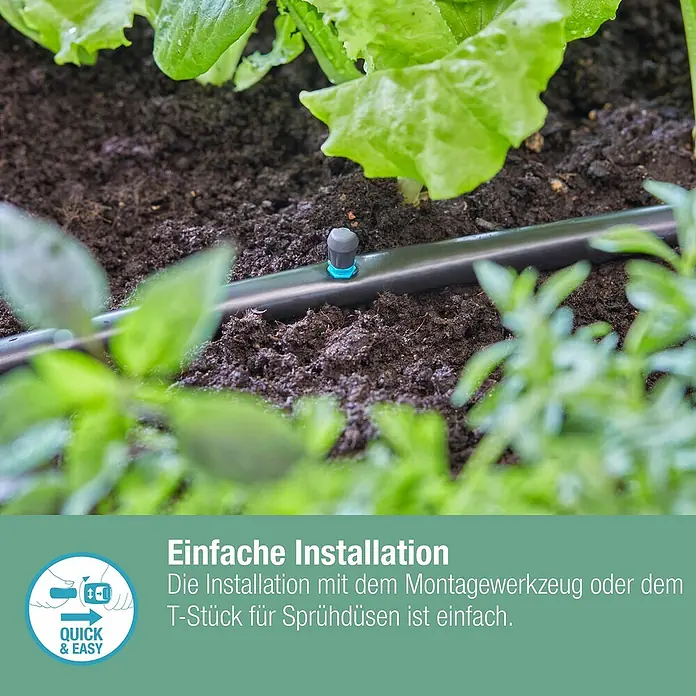 Gardena Micro-Drip Sprühdüse 90° - 5 Stk., 90 ° - Nahaufnahme eines Bewässerungssystems mit Tropfern inmitten von Pflanzen und Erde, hervorgehoben durch Textinformationen.