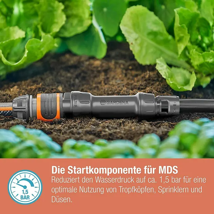 Gardena Micro-Drip Basisgerät 1000 - 1 Stk., Max. Wasserdurchfluss: 1.000 l/h - Nahaufnahme eines Gardena Druckminderers im Garten.