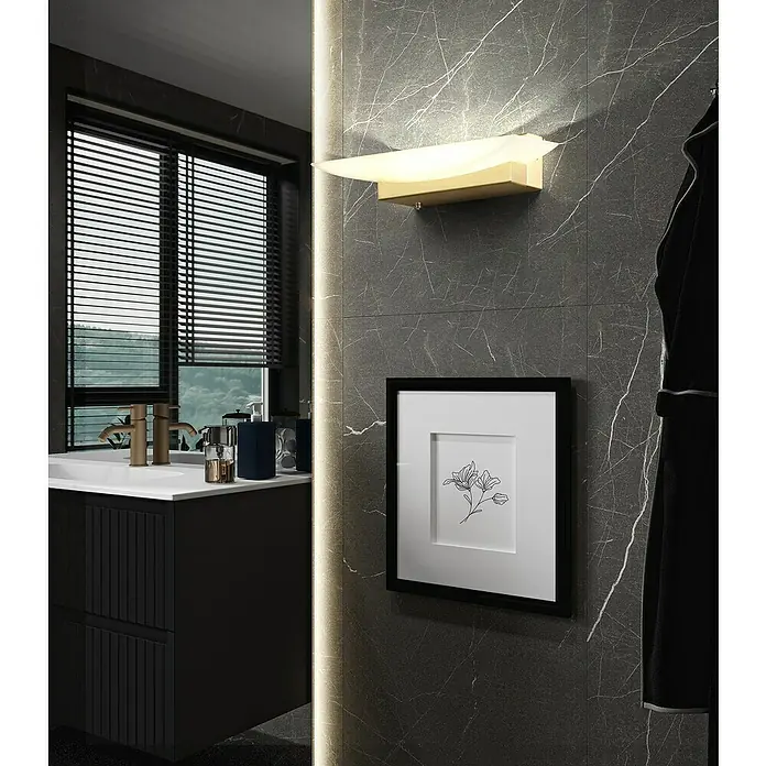 Fischer & Honsel LED-Wandleuchte Bowl - 8,5 W, L x B x H: 11 x 30 x 6 cm, Messing, Mehrfarbig - Elegantes Badezimmerinterieur mit einer stilvollen Wandleuchte, einem gerahmten Bild und modernen Armaturen.