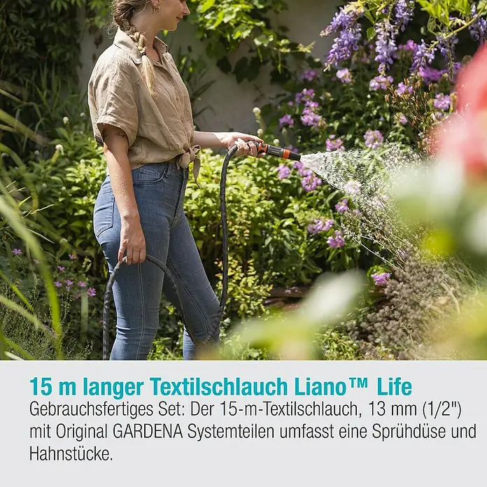 Gardena Gartenschlauch Liano Life Set - 15 m, Schlauchdurchmesser: 13 mm - Frau gießt mit dem 15-m-Textilschlauch Liano™ Life von GARDENA den Garten. Komplettes Set mit Sprühdüse und Hahnstücken.