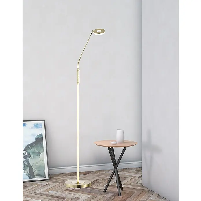 Fischer & Honsel Dent LED-Stehleuchte - 6 W, Höhe: 150 cm, Messing, Mehrfarbig, 1 Stk. - Die moderne Stehlampe in Goldoptik sorgt für angenehmes Licht. Sie steht neben einem kleinen Tisch und einem gerahmten Bild.