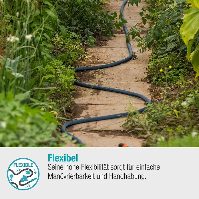 Gardena Gartenschlauch Liano Xtreme Set - 25 m, Schlauchdurchmesser: 13 mm - Flexibler Schlauch liegt auf einem Weg, umgeben von Pflanzen. Ideal für einfache Gartenbewässerung und Handhabung.