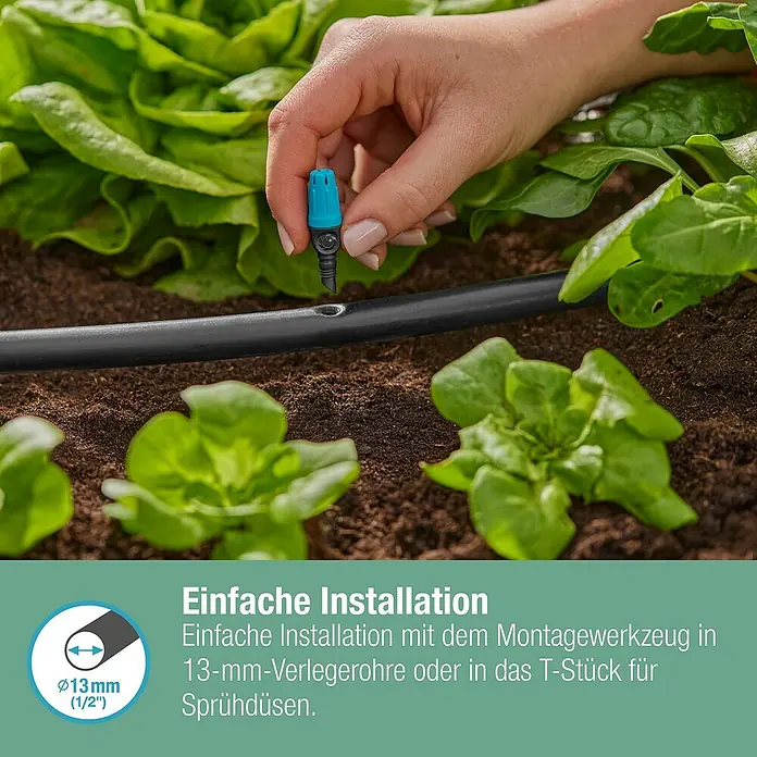 Gardena Micro-Drip Kleinflächendüse - 10 Stk., 1/2" x 13 mm - Bewässerungssystem-Installation: Nahaufnahme einer Hand, die einen blauen Tropfer in eine schwarze Leitung einführt, um Pflanzen zu bewässern.