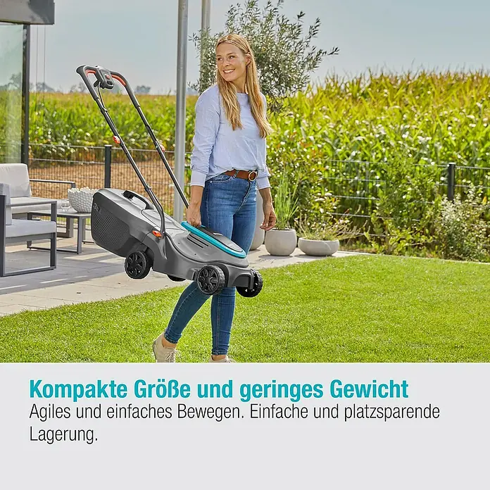 Gardena Elektro-Rasenmäher PowerMax 1200/32 G2 - 1.200 W, Schnittbreite: 32 cm - Frau trägt einen Gardena Rasenmäher. Der Rasenmäher ist leicht und kompakt, was die Lagerung vereinfacht.