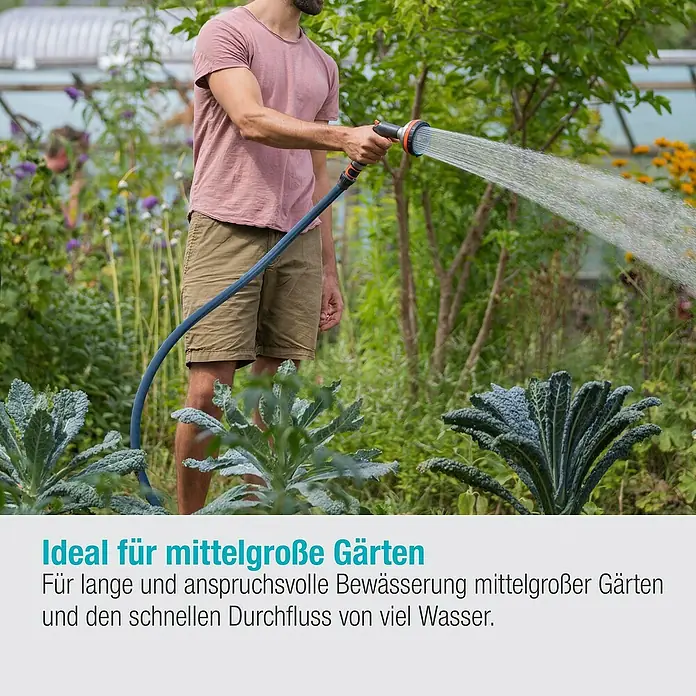 Gardena Gartenschlauch Liano Xtreme Set - 20 m, Schlauchdurchmesser: 19 mm - Ein Mann bewässert einen Garten mit einem Gartenschlauch. Ideal für mittelgroße Gärten und anspruchsvolle Bewässerung mit viel Wasser.