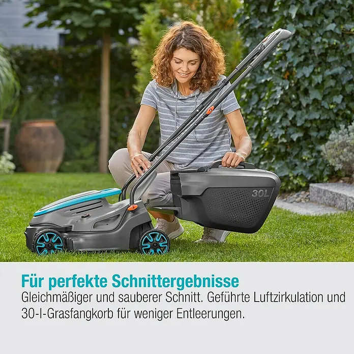 Gardena Power for All 18V Akku-Rasenmäher PowerMax 32/18V - 18 V, Ohne Akku, Schnittbreite: 32 cm - Frau montiert einen Gardena Rasenmäher mit 30-l-Grasfangkorb für perfekte Schnittergebnisse und weniger Entleerungen.