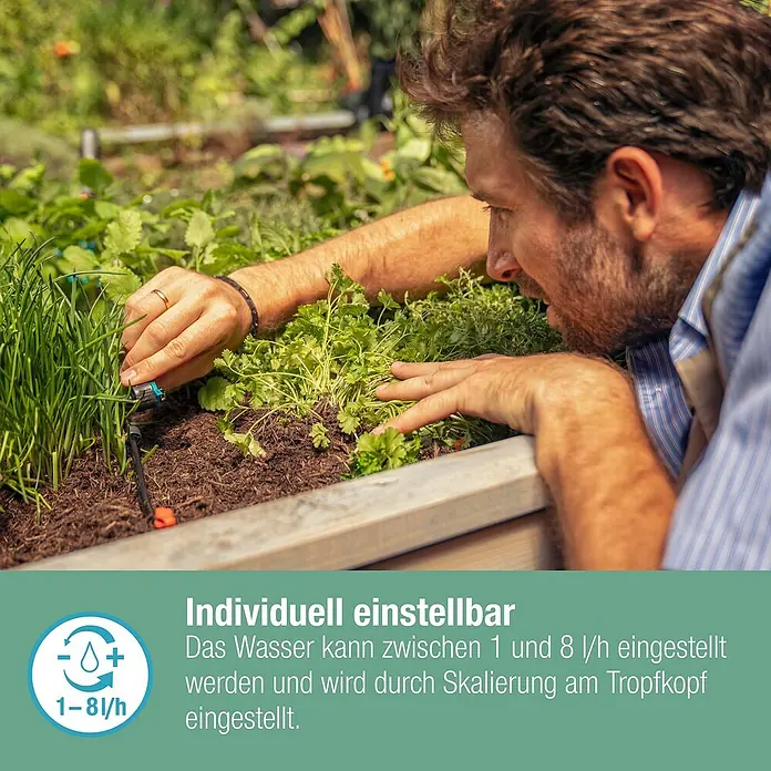 Gardena Micro-Drip Reihentropfer druckregulierend - 5 Stk., Max. Wasserdurchfluss: 8 l/h - Ein Mann justiert einen Regner, der zwischen 1 und 8 l/h einstellbar ist, um die Bewässerung individuell anzupassen.