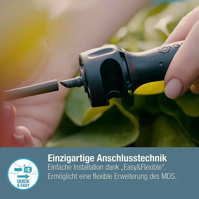 Gardena Micro-Drip Verschlussstopfen 3/16" - 10 Stk., ³⁄₁₆″ - Nahaufnahme eines Gardena Micro-Drip-System-Verbinders, der an einem Schlauch befestigt wird, für eine einfache und flexible Installation.