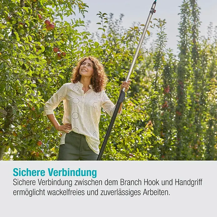 Gardena Combisystem Haken - Länge: 25,8 cm - Eine Frau erntet Äpfel mit einem Obstpflücker. Sichere Verbindung zwischen Werkzeugkopf und Handgriff für zuverlässiges Arbeiten.