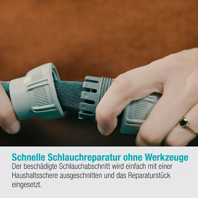 Gardena Reparator Liano™ - Passend für: Gardena Textilschlauches Liano™ 19 mm (3/4") - Nahaufnahme einer Person, die ein Schlauchreparaturstück an einem Gartenschlauch befestigt.