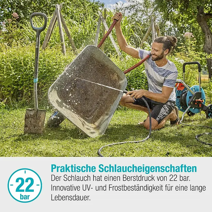 Gardena Gartenschlauch Liano Life - 10 m, Schlauchdurchmesser: 13 mm - Ein Mann reinigt eine Schubkarre mit einem Gardena-Schlauch, der einen Berstdruck von 22 bar hat. Er ist UV- und Frostbeständig.