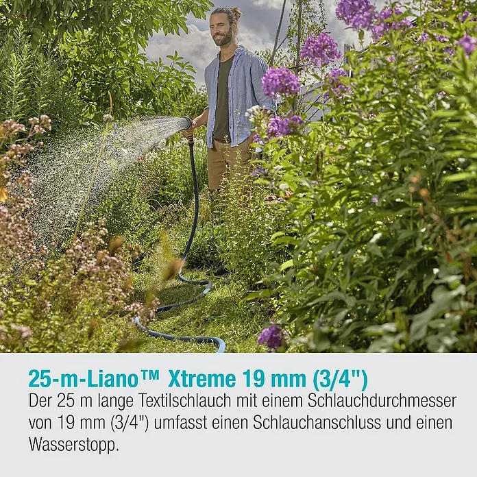 Gardena Gartenschlauch Liano Xtreme Set - 25 m, Schlauchdurchmesser: 19 mm - Ein Mann bewässert seinen Garten mit dem 25-m-Liano™™ Xtreme 19 mm (3/4") Gartenschlauch.
