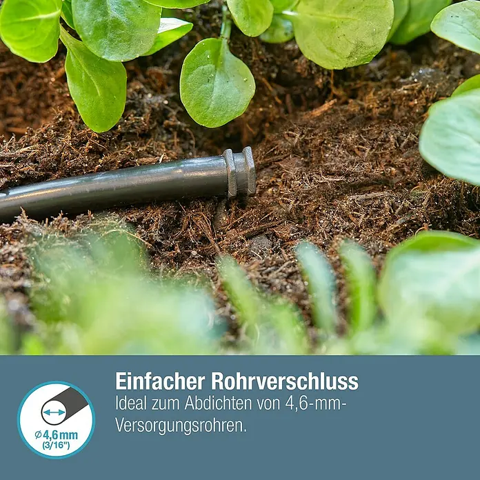 Gardena Micro-Drip Verschlussstopfen 3/16" - 10 Stk., ³⁄₁₆″ - Nahaufnahme eines 4,6-mm-Rohrverschlusses, ideal zum Abdichten von Versorgungsrohren, inmitten von Erde und Pflanzen.
