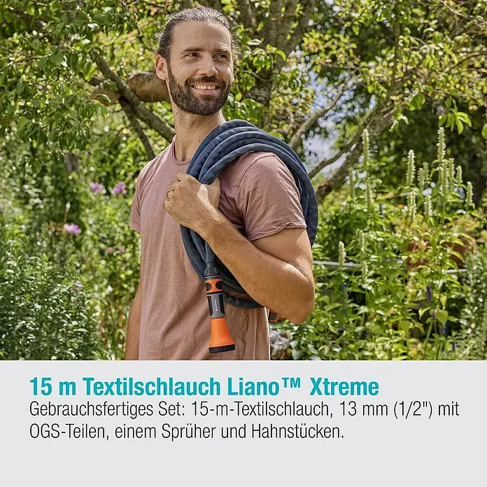 Gardena Gartenschlauch Liano Xtreme Set - 15 m, Schlauchdurchmesser: 13 mm - Ein Mann hält einen 15 m Textilschlauch Liano™ Xtreme Set in der Hand.