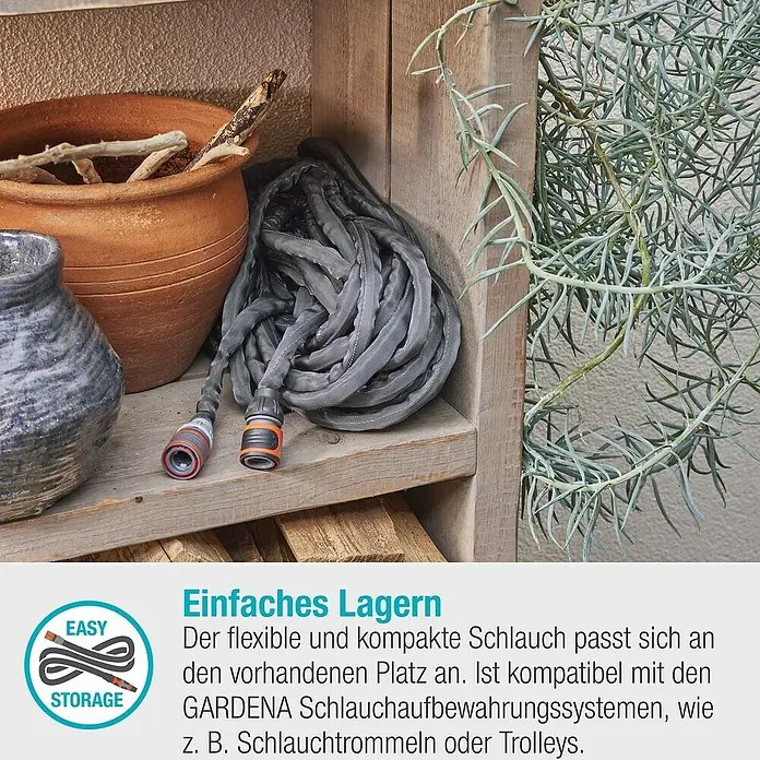 Gardena Gartenschlauch Liano Life Set - 30 m, Schlauchdurchmesser: 13 mm - Das Bild zeigt einen flexiblen Gartenschlauch auf einem Holzregal, der sich leicht verstauen lässt und mit GARDENA Systemen kompatibel ist.