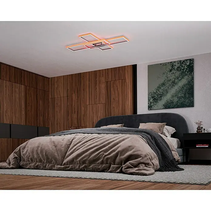 Just Light Felix LED-Deckenleuchte - 50 W, L x B x H: 105 x 71 x 6 cm, Stahl, RGBW - Modernes Schlafzimmer mit auffälliger, quadratischer LED-Deckenleuchte mit warmem Licht, die den Raum erhellt.