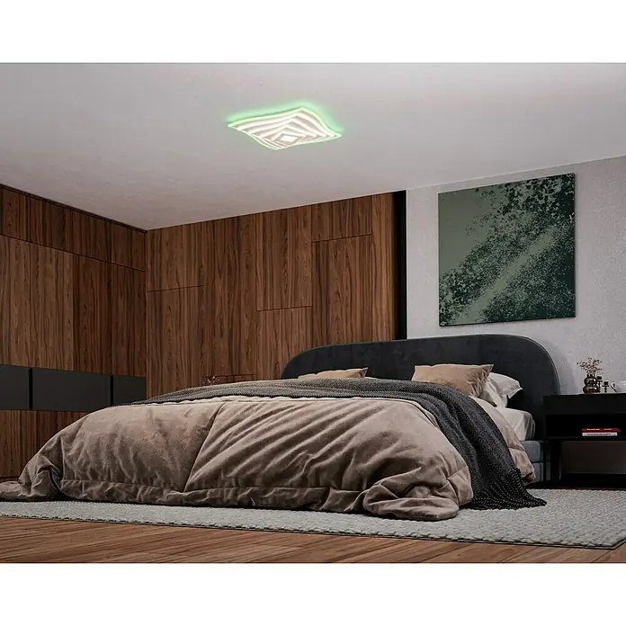 Fischer & Honsel LED-Deckenleuchte Hero - 50 W, L x B x H: 50 x 50 x 7,6 cm, Weiß, Mehrfarbig - Moderne Schlafzimmeransicht mit einer quadratischen Deckenleuchte, die mit einem grünen Rand hervorsticht und eine gemütliche Atmosphäre schafft.