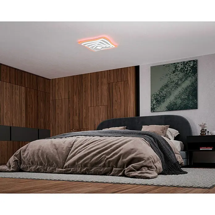 Fischer & Honsel LED-Deckenleuchte Hero - 50 W, L x B x H: 50 x 50 x 7,6 cm, Weiß, Mehrfarbig - Moderne Schlafzimmeransicht mit einer stilvollen quadratischen Deckenleuchte, die ein warmes, einladendes Licht ausstrahlt.