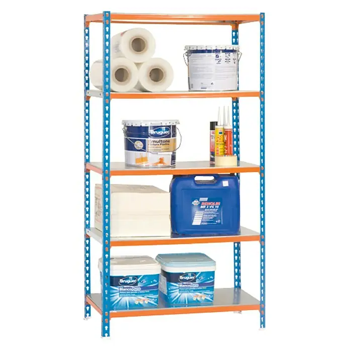 Simonrack Simonclick Metallregal Simonclick Plus - H x B x T: 180 x 90 x 40 cm, Traglast pro Boden: 180 kg, Anzahl Böden: 5 Stk., Stecken, Blau/Orange/Silber - Regaleinheit mit fünf Regalböden, gefüllt mit verschiedenen Artikeln wie Papierrollen, Farbeimern und Reinigungsbehältern.