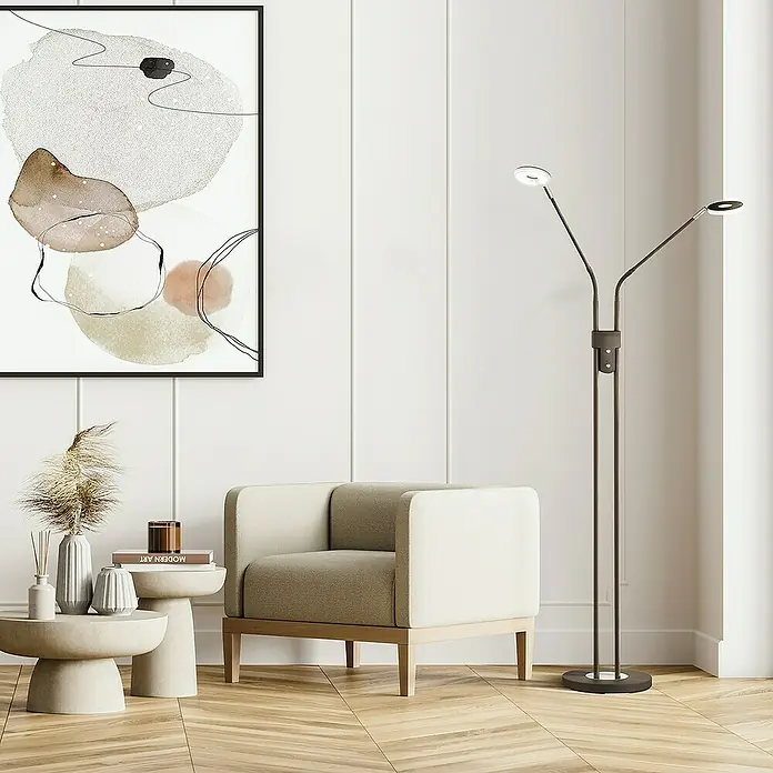 Fischer & Honsel Dent LED-Stehleuchte - 12 W, Höhe: 150 cm, Sandschwarz, Mehrfarbig, 2 Stk. - Elegante Stehlampe mit zwei Leuchten in einem stilvollen Raum mit Sessel und Kunstwerk.