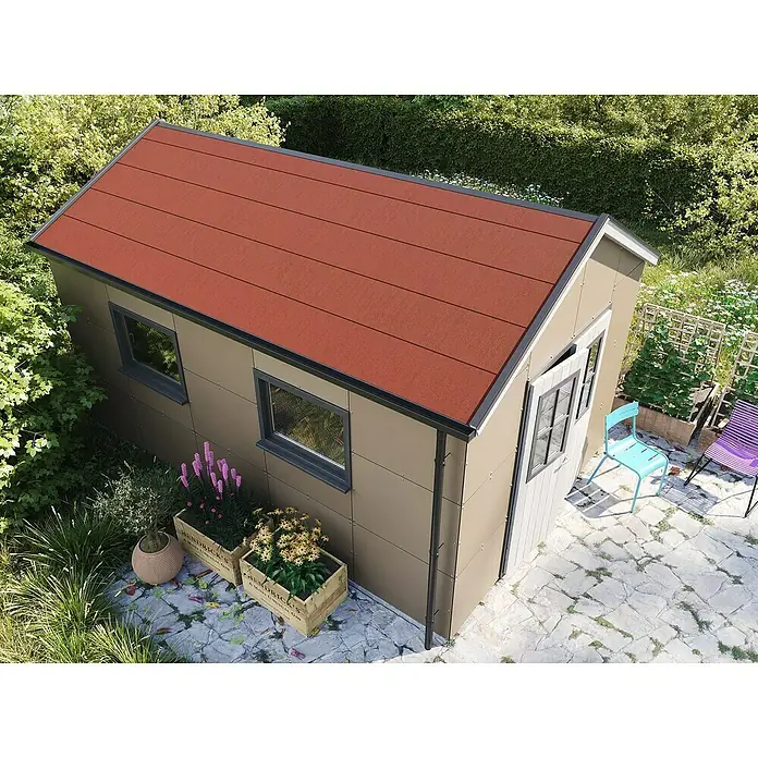 Bitumendachbahn KSK - Rot, 5 x 0,5 m, Selbstklebend, Rechteckig - Ansicht von oben auf ein modernes Gartenhaus mit rotem Dach, umgeben von Grünpflanzen und Blumenkästen.