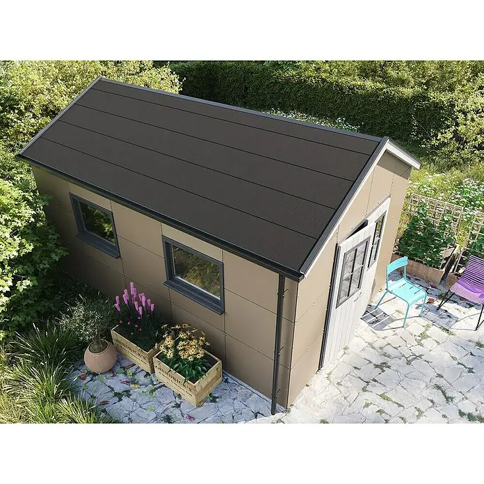 Bitumendachbahn KSK - Schwarz, 5 x 0,5 m, Selbstklebend, Rechteckig - Nahaufnahme eines modernen Gartenhauses mit Flachdach, hellbraunen Wänden, Fenstern und Tür, umgeben von Pflanzen und Gartenmöbeln.