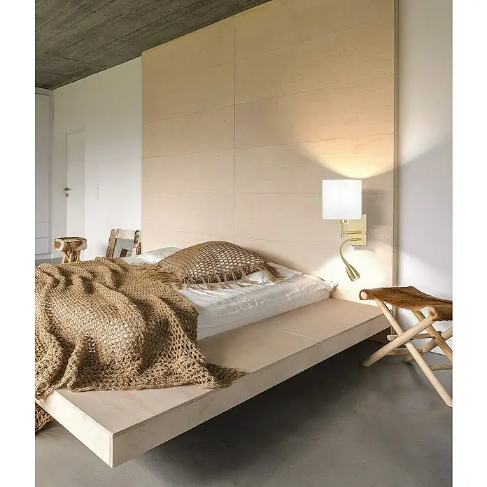 Fischer & Honsel Wandleuchte Dreamer - 44 W, L x B x H: 26 x 16 x 28 cm, Messing, Weiß, E27, 2 Stk., Mit Lesearm - Das Bild zeigt ein modernes Schlafzimmer mit einem stilvollen Bett, einer Nachttischlampe und einem kleinen Hocker. Die schlichte Einrichtung sorgt für Ruhe.