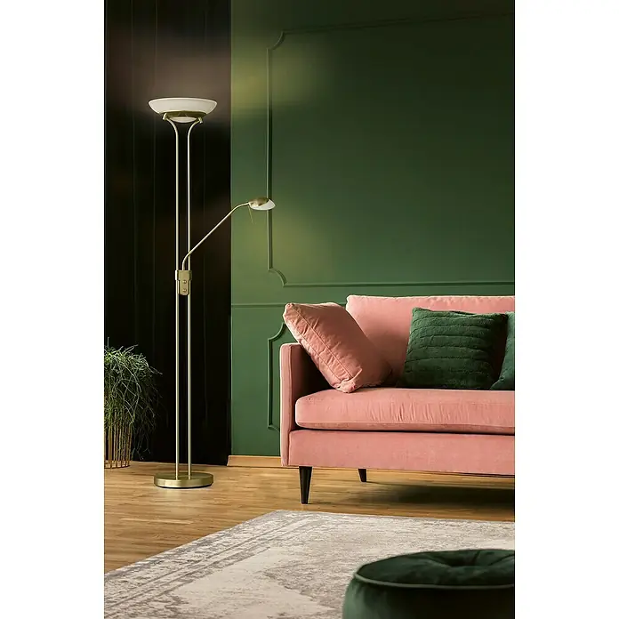 Fischer & Honsel Pool LED-Stehleuchte - 33 W, Höhe: 182 cm, Messing, Mehrfarbig - Elegante Stehlampe in Goldoptik mit Lesearm, platziert neben einem rosa Sofa und einem dunkelgrünen Hintergrund.