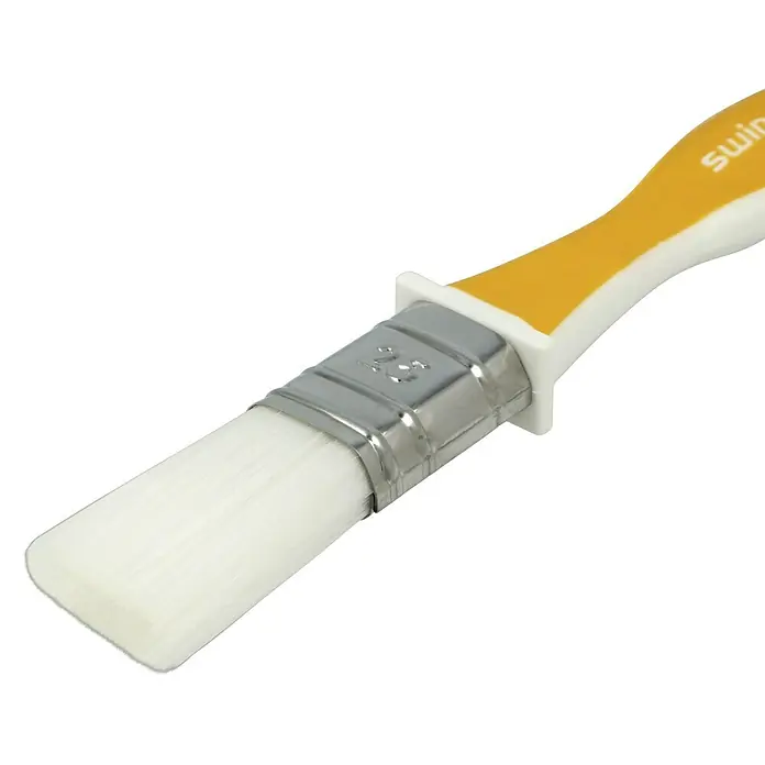 swingcolor Komfort Flachpinsel Lack Ergo - Breite Borsten: 25 mm, All-in-one-Borsten, Kunststoff - Nahaufnahme eines Malpinsels mit gelbem Griff und weißen Borsten vor schwarzem Hintergrund.