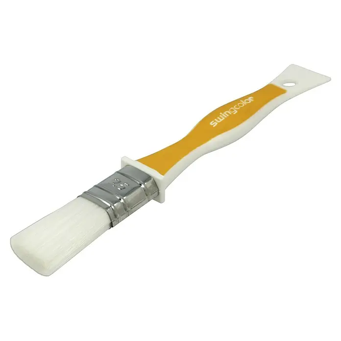 swingcolor Komfort Flachpinsel Lack Ergo - Breite Borsten: 25 mm, All-in-one-Borsten, Kunststoff - Nahaufnahme eines Swingcolor-Pinsels mit gelb-weißem Griff und weißen Borsten, ideal für präzise Farbarbeiten und Heimwerkerprojekte.