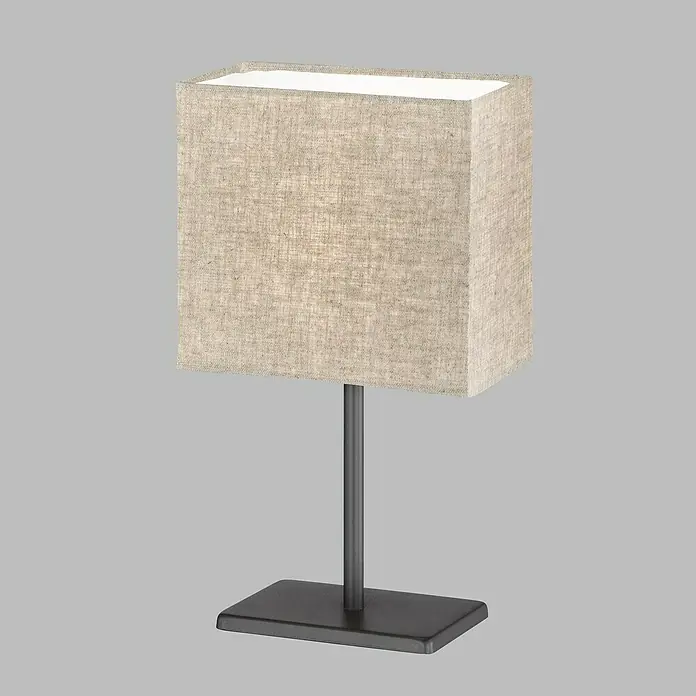 FHL easy Tischleuchte Kate - 25 W, L x B x H: 17 x 10 x 30 cm, Sand/Sandschwarz, Sand, E14 - Nahaufnahme einer modernen Tischleuchte mit rechteckigem Schirm aus beigem Stoff und einem schlanken, dunklen Metallfuß.